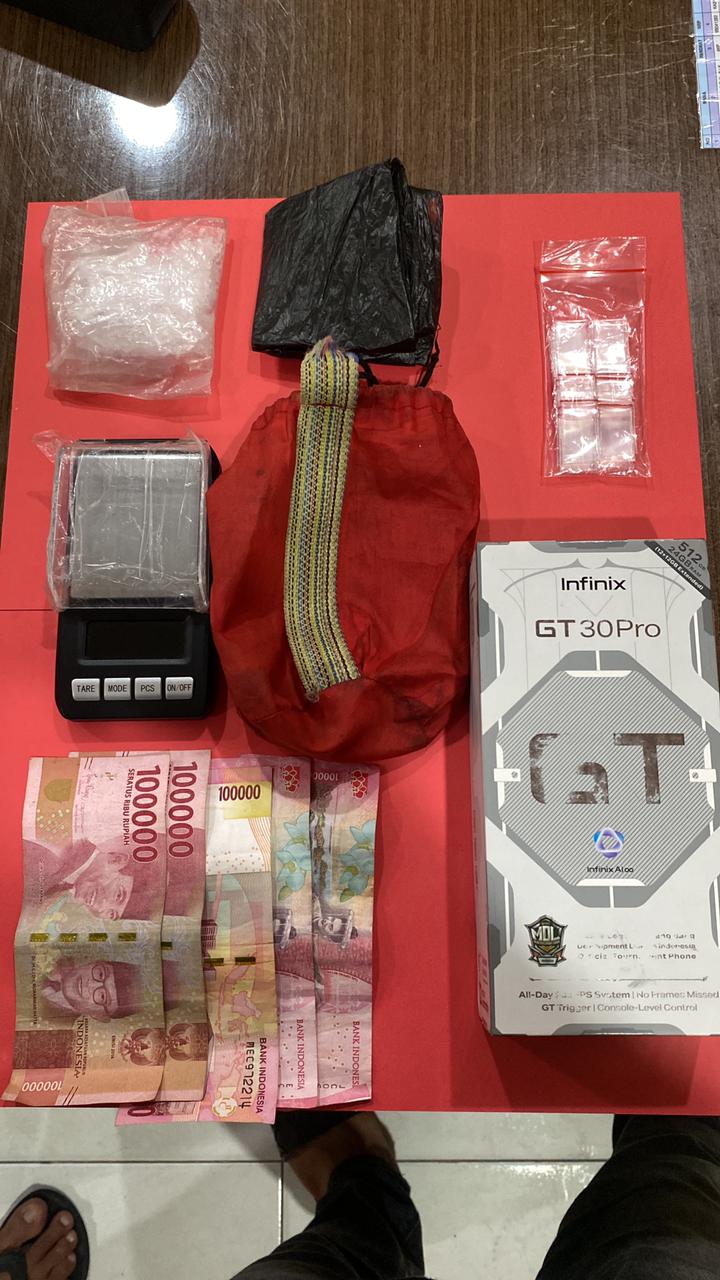 DIAMANKAN: Barang bukti narkotika golongan satu jenis sabu diamankan dari I sekira 24, 7 gram.  