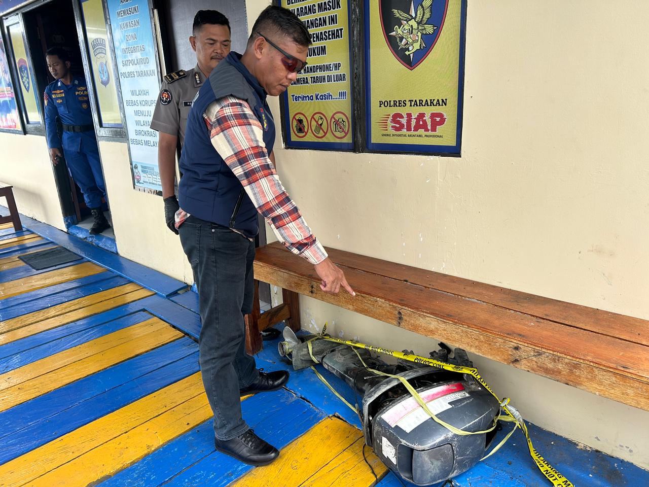 BARANG BUKTI : Mesin perahu longboat berhasil diamankan pihak kepolisian setelah berhasil menangkap pelaku.  