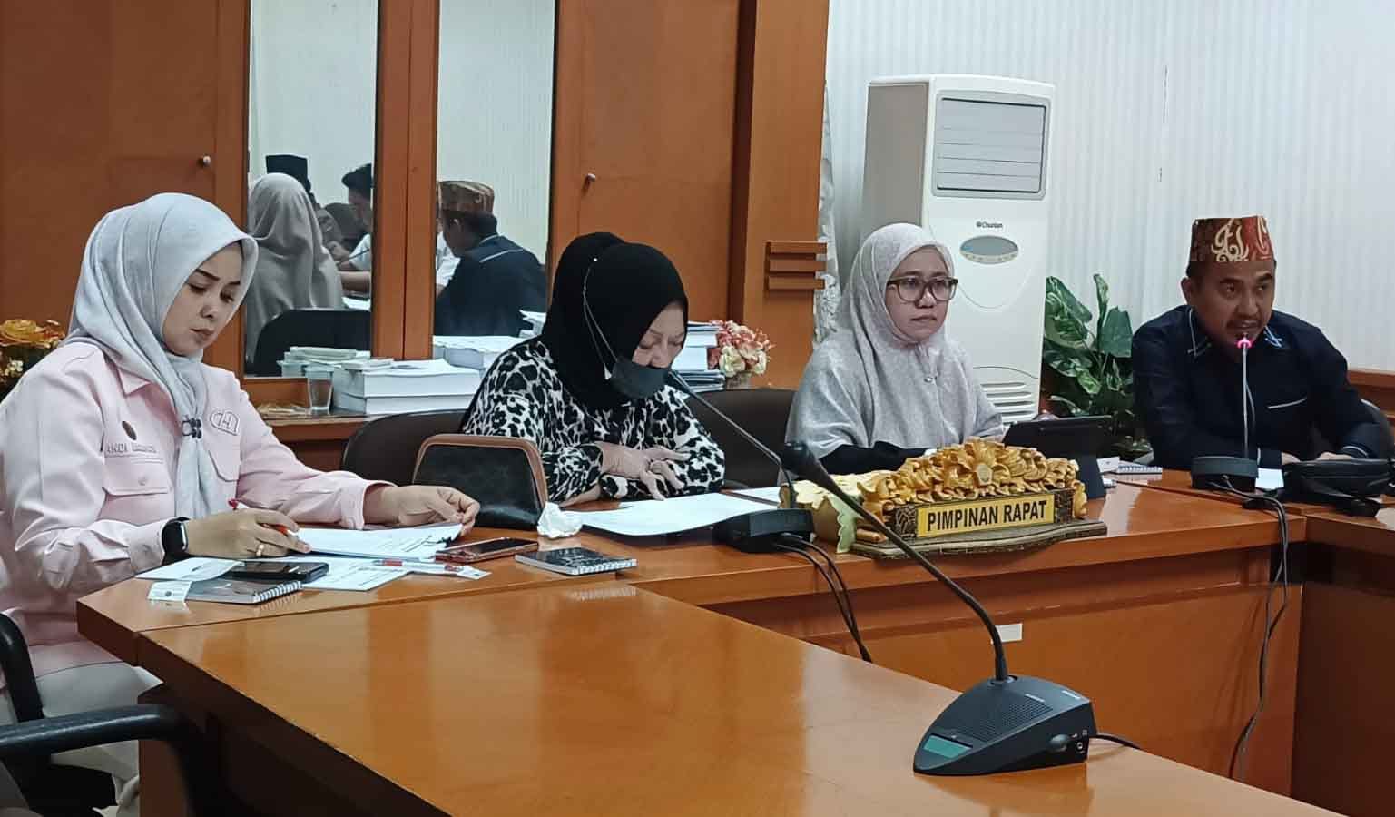 FOKUS : Ketua DPRD Nunukan, Hj Leppa, Wakil Ketua I dan II DPRD Nunukan, Ir. Arpiah dan Hj Andi Mariyati saat pembahasan dua Rancangan Peraturan Daerah (Raperda).  