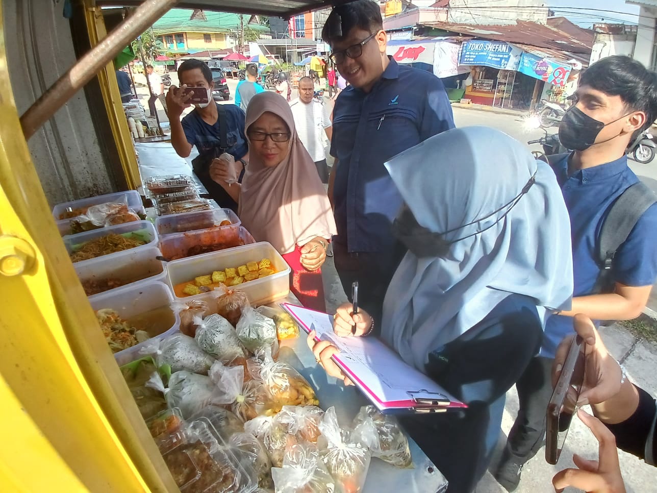 UJI SAMPEL : Ilustrasi pengambilan sampel takjil yang dilakukan BPOM Tarakan Tahun 2025 lalu.