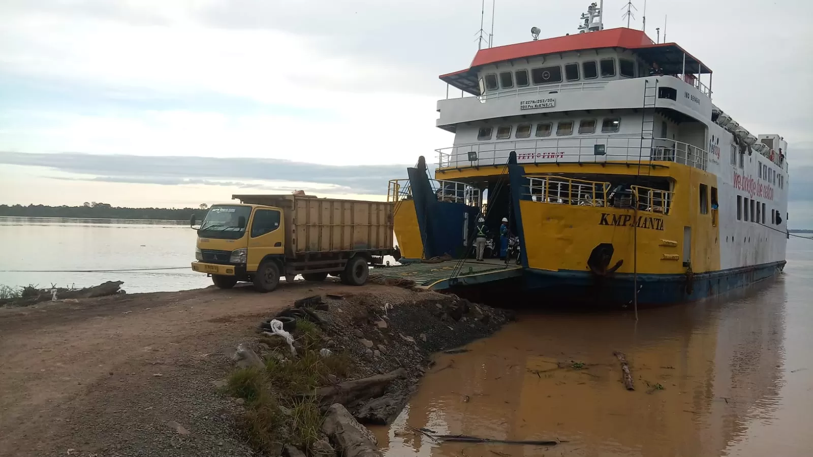 LAYANI PERBATASAN: Salah satu kapal motor penyeberangan yang dioperasikan ASDP di Kaltara.