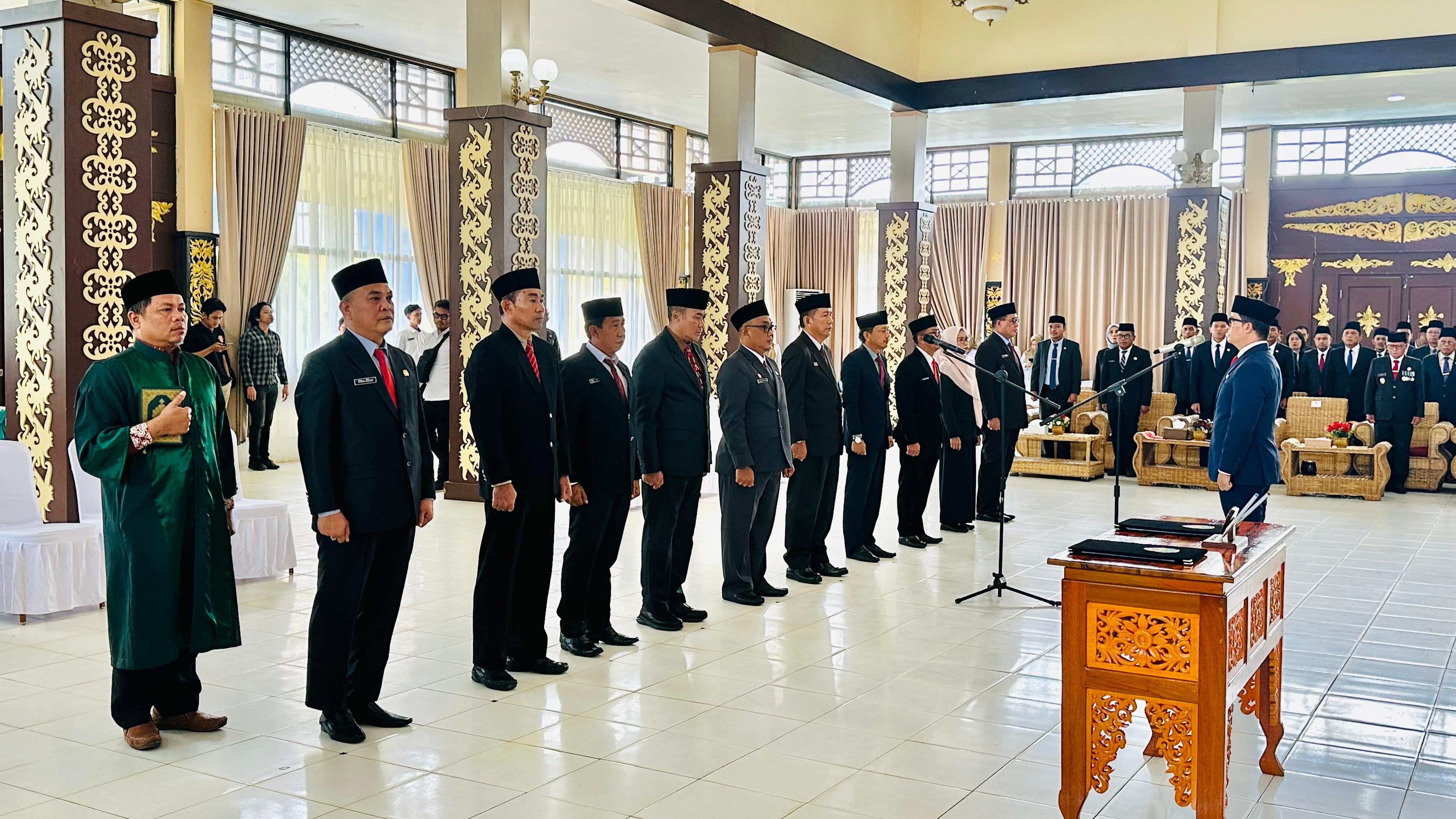 Bupati Tana Tidung Ibrahim Ali melantik dan mengambil sumpah jabatan pejabat Pimpinan Tinggi Pratama, Rabu (25/2). &lrm;