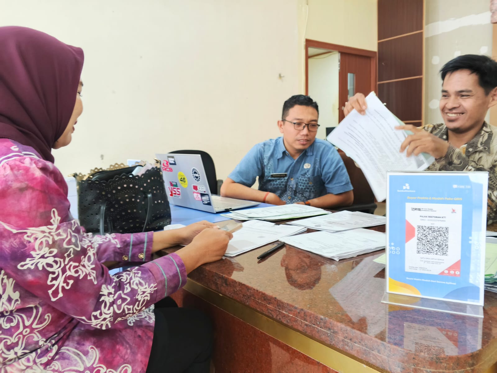 &lrm;DIOPTIMALKAN: Pelayanan penerimaan pembayaran pajak dan retribusi daerah di BPKAD Tana Tidung. &lrm;