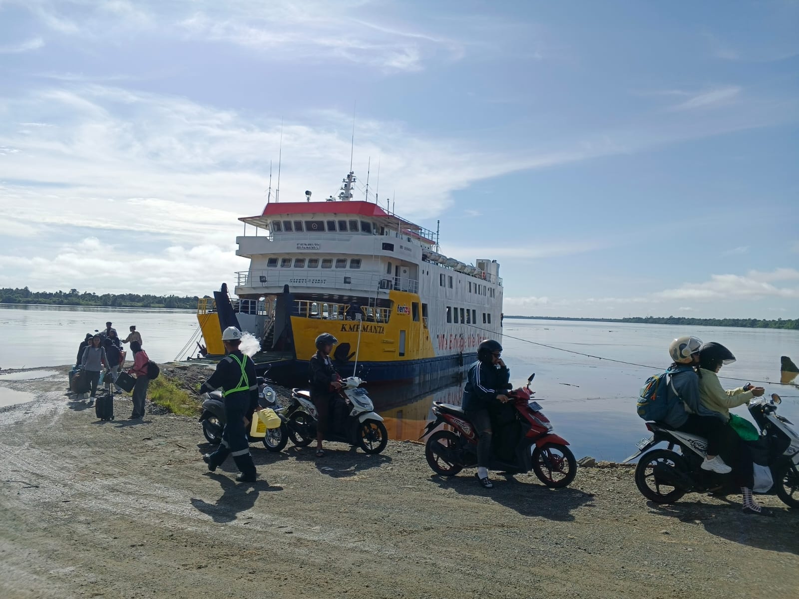 DIPANTAU: Semua aktivitas lalu lalang kendaraan di Pelabuhan Sebawang terekam CCTV. Namun pada saat peristiwa pencurian di kapal feri, memori CCTV error.
