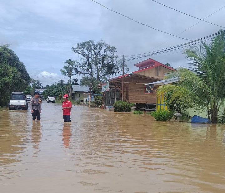 BANJIR: Kondisi banjir yang terus naik diwilayah Limbumas, Rt 14 Desa Tanjung Lapang, Malinau Barat.