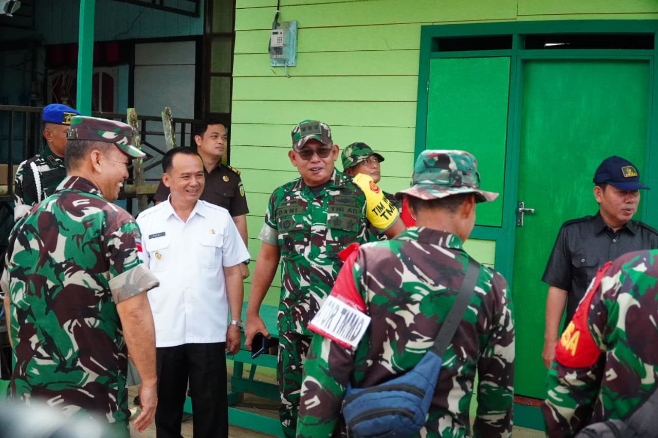 PENINJAUAN LAPANGAN: Tim Wasev TMMD saat melakukan peninjauan lapangan.  