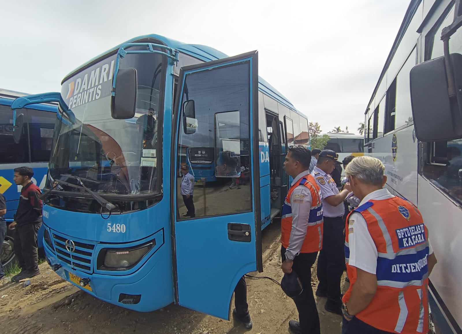 KELAIKAN: Proses ramp check angkutan lebaran di Tanjung Selor.