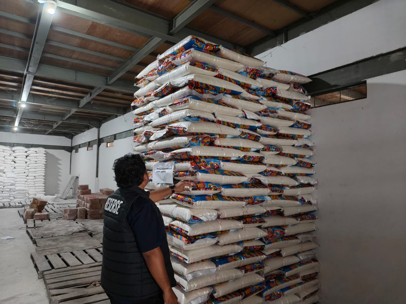 SIDAK : Satgas Saber Pelanggaran Harga, Keamanan, dan Mutu Pangan Tarakan melakukan sidak untuk memastikan harga dan mutu beras di Kota Tarakan tetap terkendali.