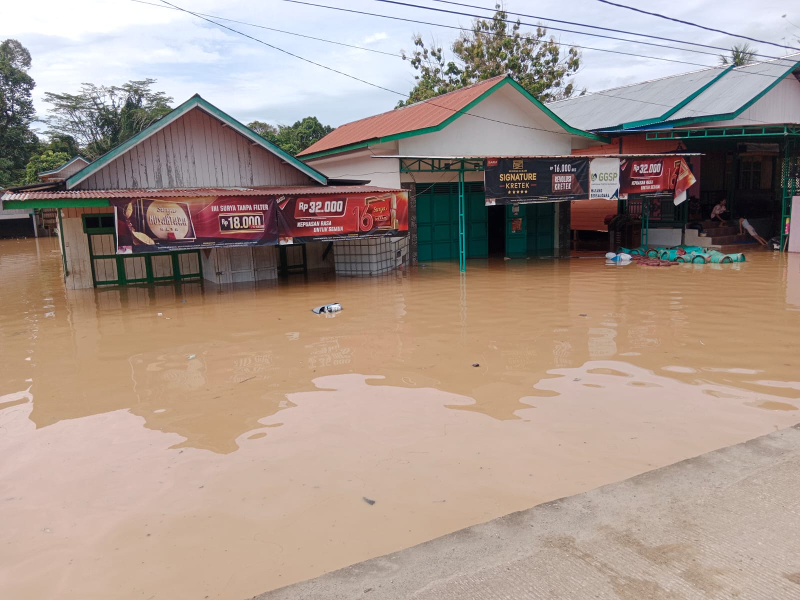 TERUS MENINGKAT: Ketinggian banjir yang merendam wilayah Kecamatan Sembakung terus meningkat.  