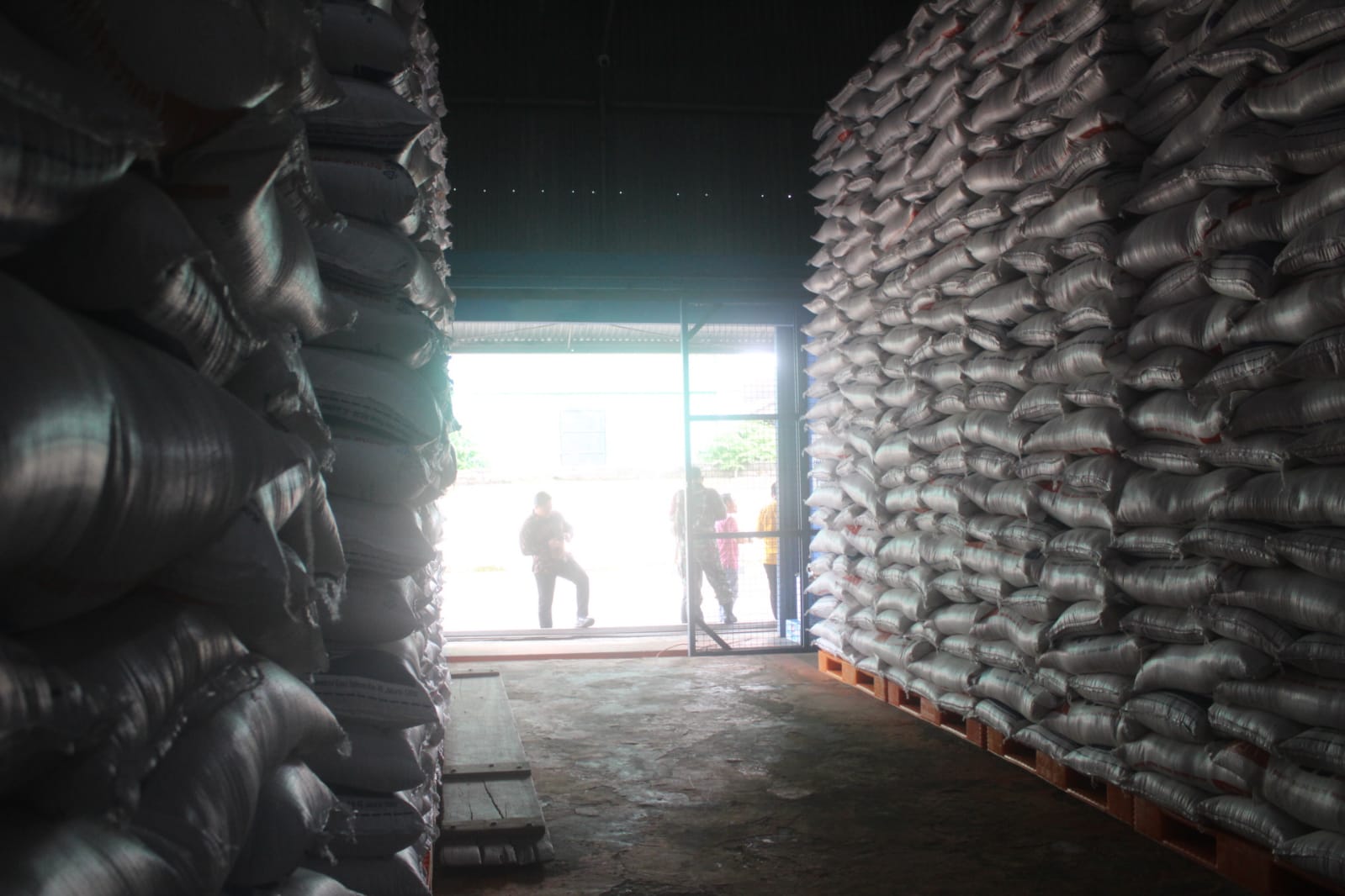 MELIMPAH: Stok beras di gudang Bulog Tarakan.