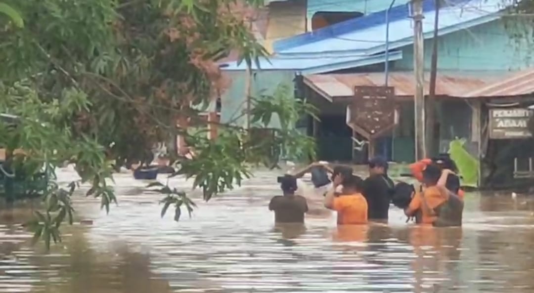 EVAKUASI : Debit air yang merendam wilayah Mansalong, Kecamatan Lumbis sejak pagi terus mengalami peningkatan hingga sore.  