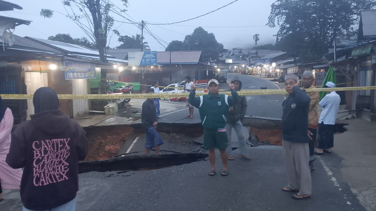 PUTUS TOTAL: Kendaraan harus melintas alternatif jalan desa selama jalan belum diperbaiki.  &lrm;    &lrm;  &lrm;
