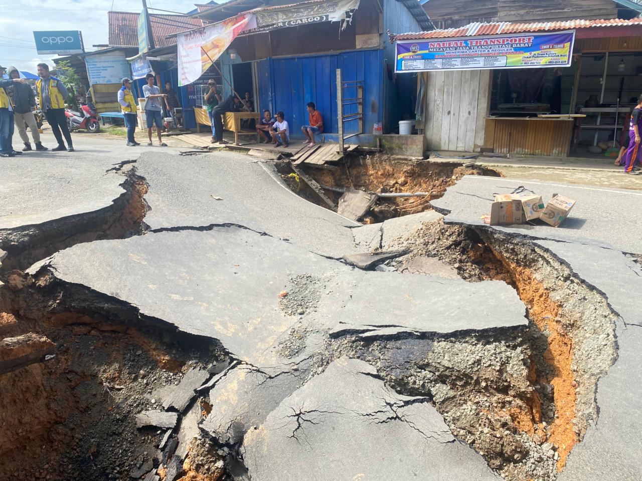LALU LINTAS: Ruas jalan yang putus di Sekatak pada Kamis (26/2) dini hari. 