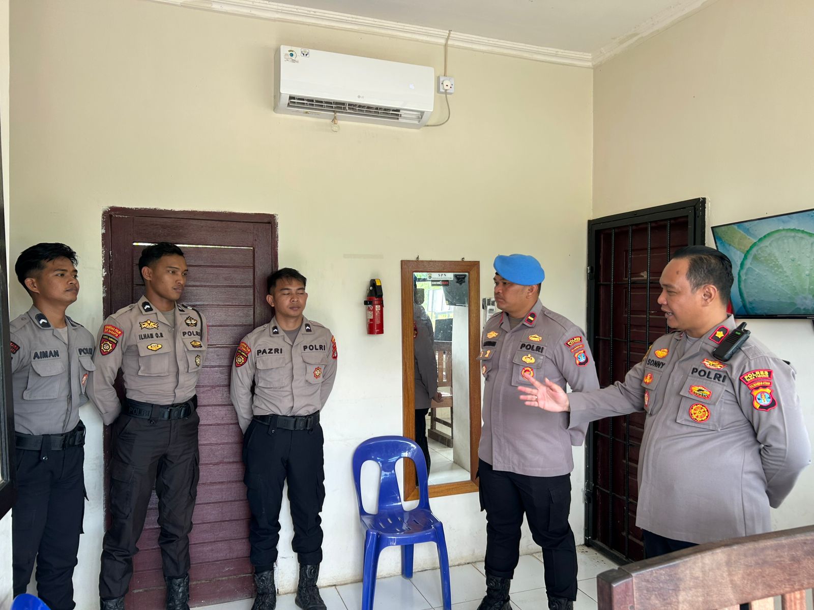 HARUS DISIPLIN:Wakapolres Tana Tidung Kompol Sonny berdialog dengan personel yang piket di pos jaga.