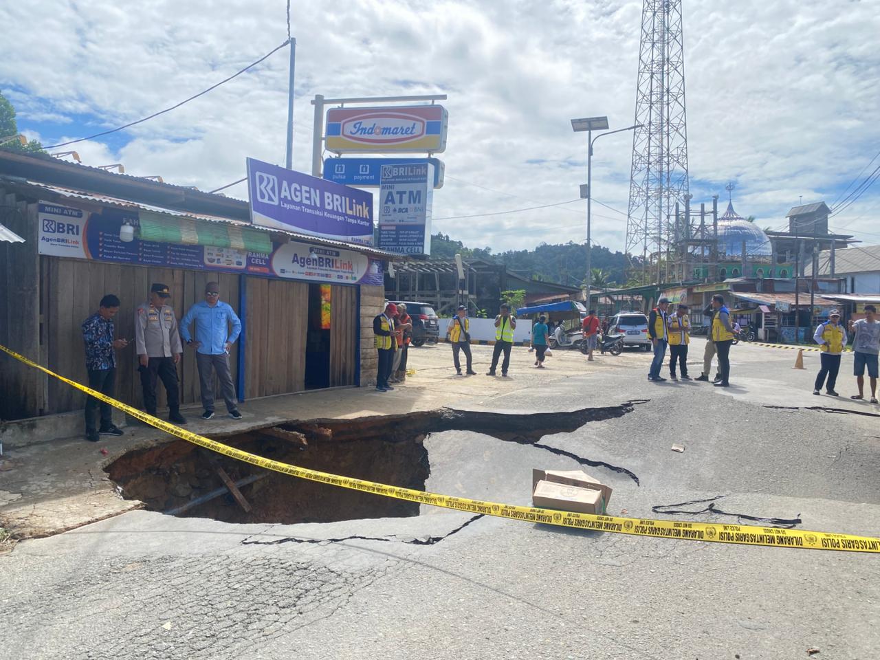AMBLAS: Akses jalan poros trans Kaltara amblas.