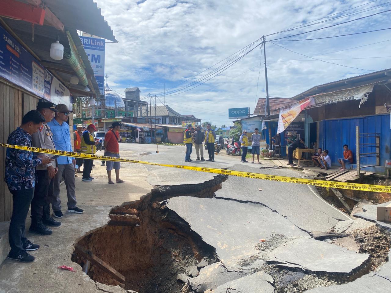 AMBLAS: Akses jalan poros trans Kaltara amblas.