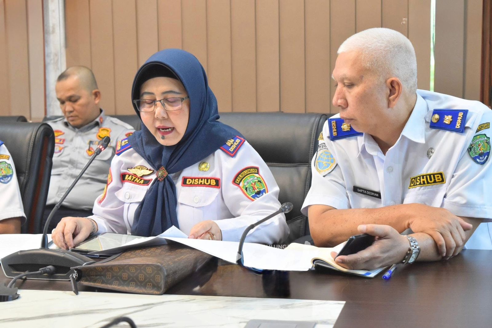RETRIBUSI: Dishub Bulungan ketika mengikuti pembahasan potensi retribusi perparkiran di ruang rapat Bupati Bulungan.