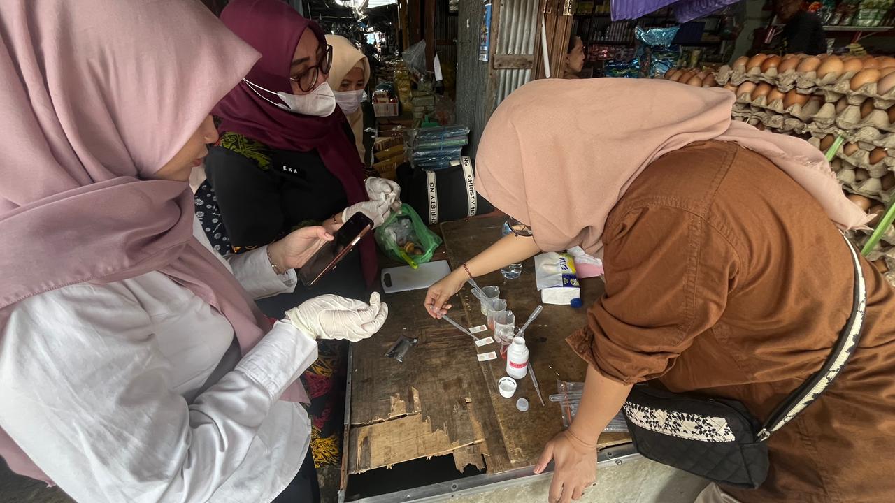 PEMERIKSAAN : Petugas tim gabung melakukan pengecekan sampel komoditas pangan di Pasar Inhutani, Nunukan Utara.  