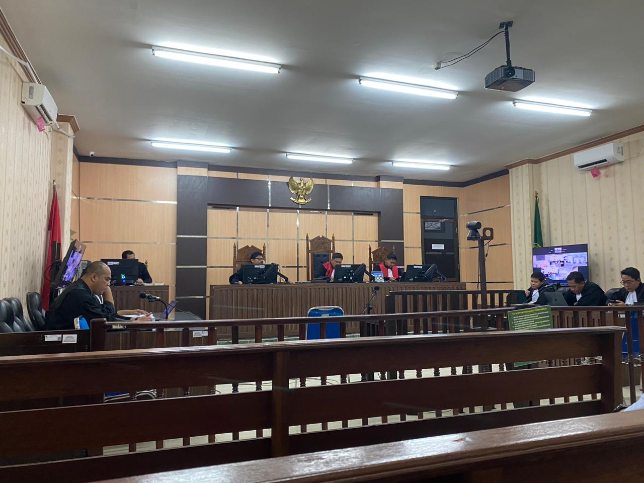 SIDANG: Tampak suasana sidang sebelum pembacaan replik JPU.