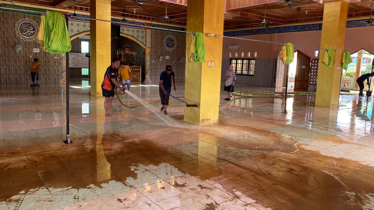 PEMBERSIHAN : Personel BPBD Nunukan bersama masyarakat melakukan pembersihan di tempat ibadah di Desa Mansalong, Lumbis.  