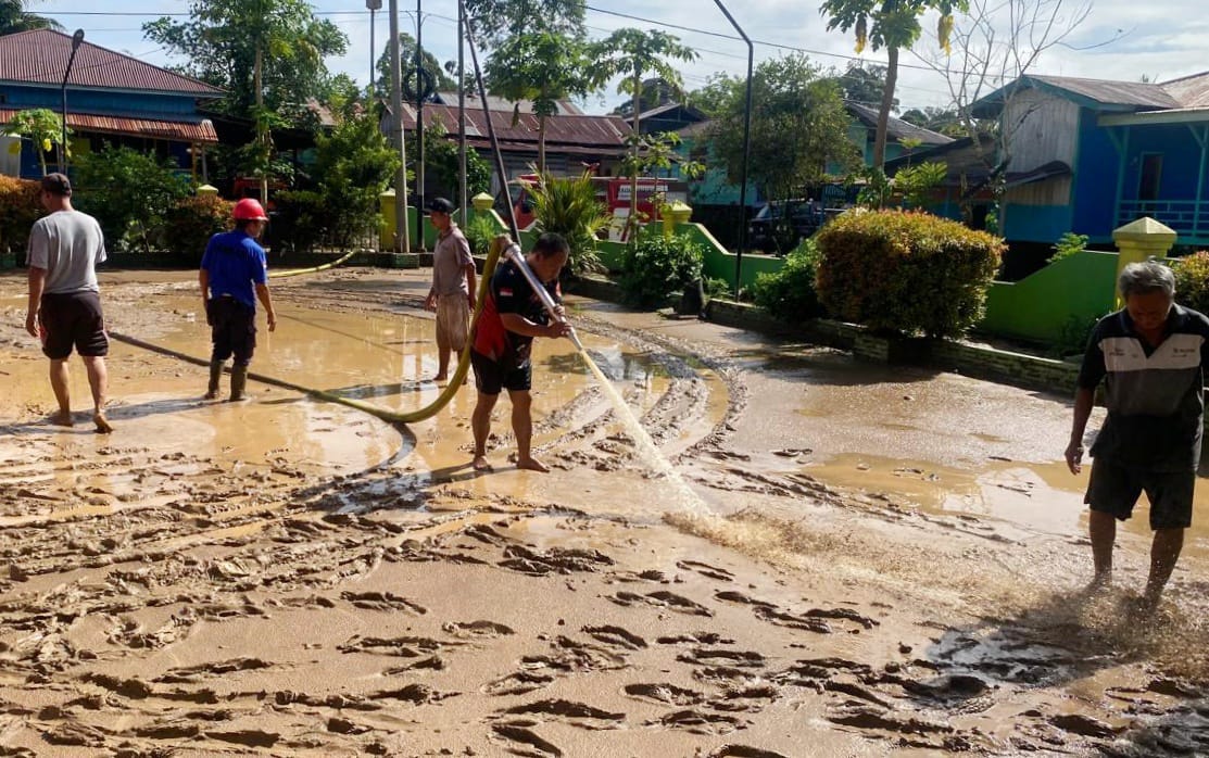 BENCANA: Proses pembersihan lumpur pasca banjir di Mansalong, Nunukan.   