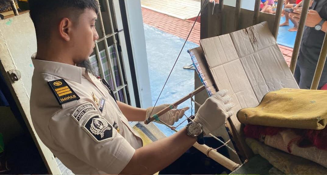 RAZIA : Petugas Lapas Kelas II A Tarakan melakukan pemeriksaan terhadap kamar hunian Blok Delta.