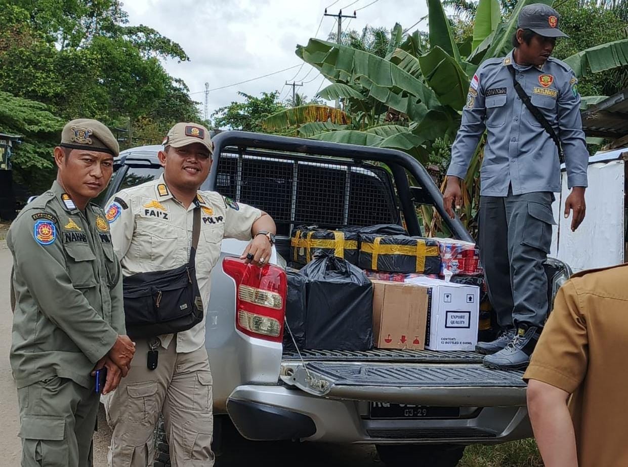 DIAMANKAN : Personel Satpol PP menyita miras yang diamankan di sebuah kontrakan di Kecamatan Tulin Onsoi.  