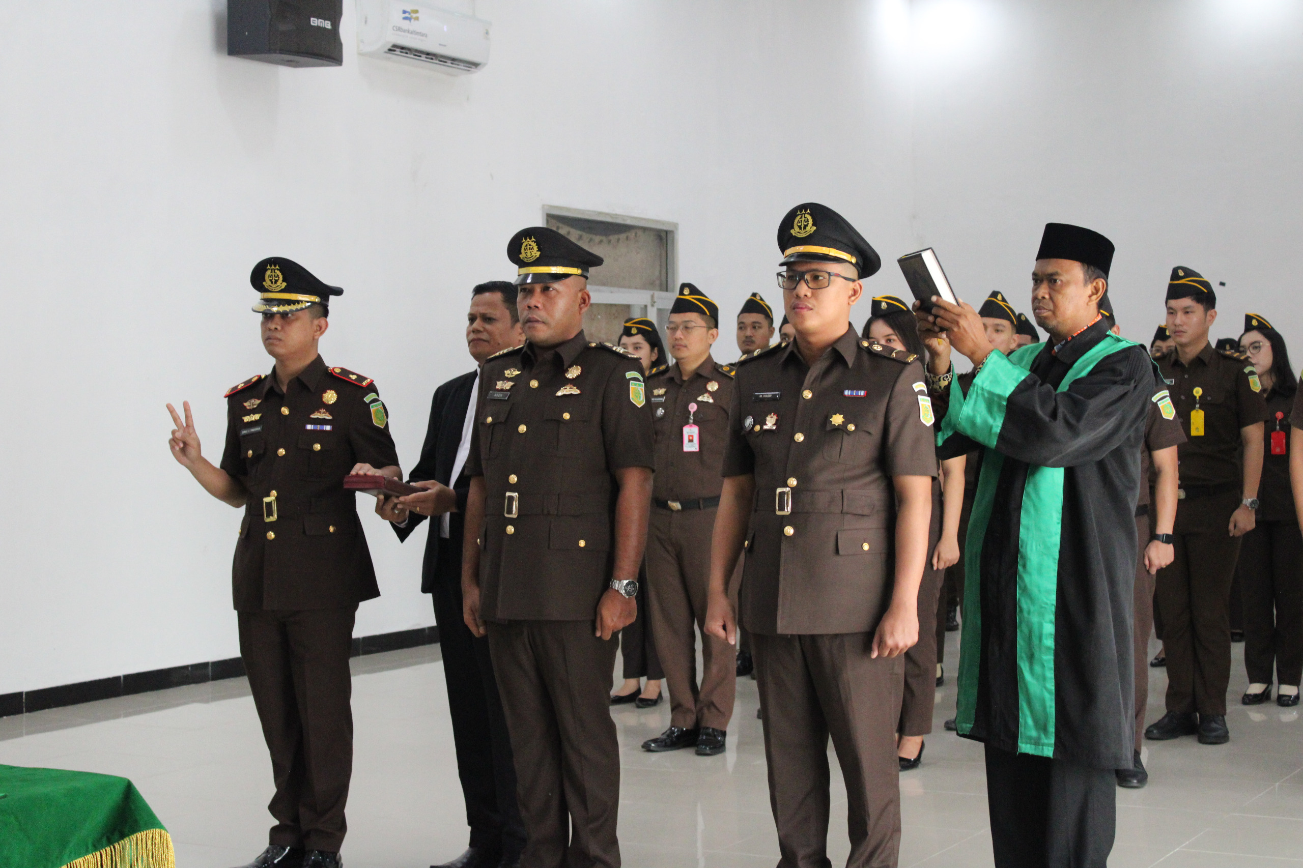 PERTAMA : Kajari Nunukan, Burhanuddin saat melantik Kepala Cabang Kejaksaan Negeri Nunukan di Pulau Sebatik, Dimas Sigit Tanugraha berlangsung di aula Kejari Nunukan.  &nbsp;
