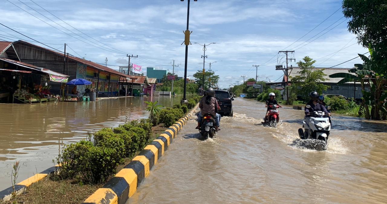 DAMPAK: Kondisi banjir di Jl.Intimung pusat Malinau Kota yang semakin naik.