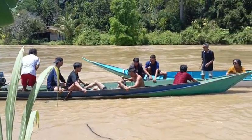 EVAKUASI: Proses evakuasi jasad korban yang ditemukan meninggal dunia di perairan Pelita Seberang, Kabupaten Malinau