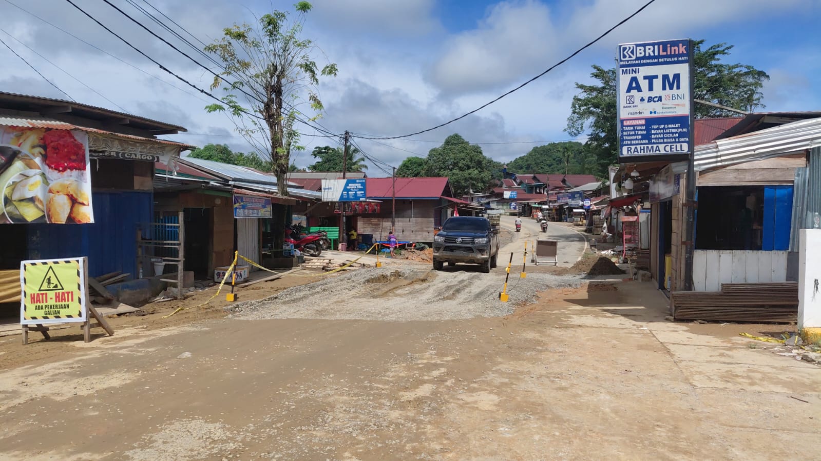 INFRASTRUKTUR: Kondisi jalan yang amblas di Sekatak yang sudah dapat dilewati.
