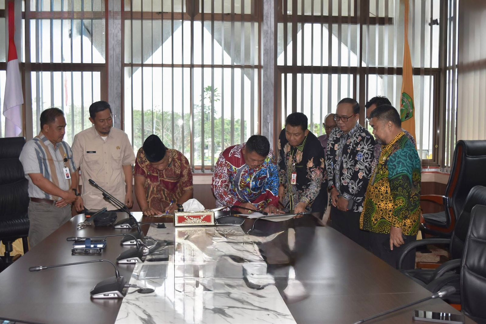 KESEPAKATAN: Bupati Bulungan bersama Kepala BPN Bulungan melakukan penandatanganan kerja sama.  &nbsp;  