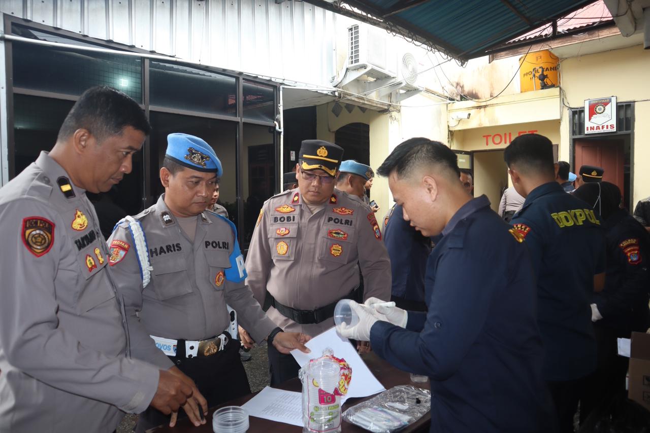 TES URINE : Polres Tarakan menggelar tes urine mendadak terhadap personelnya, Jumat (27/2)