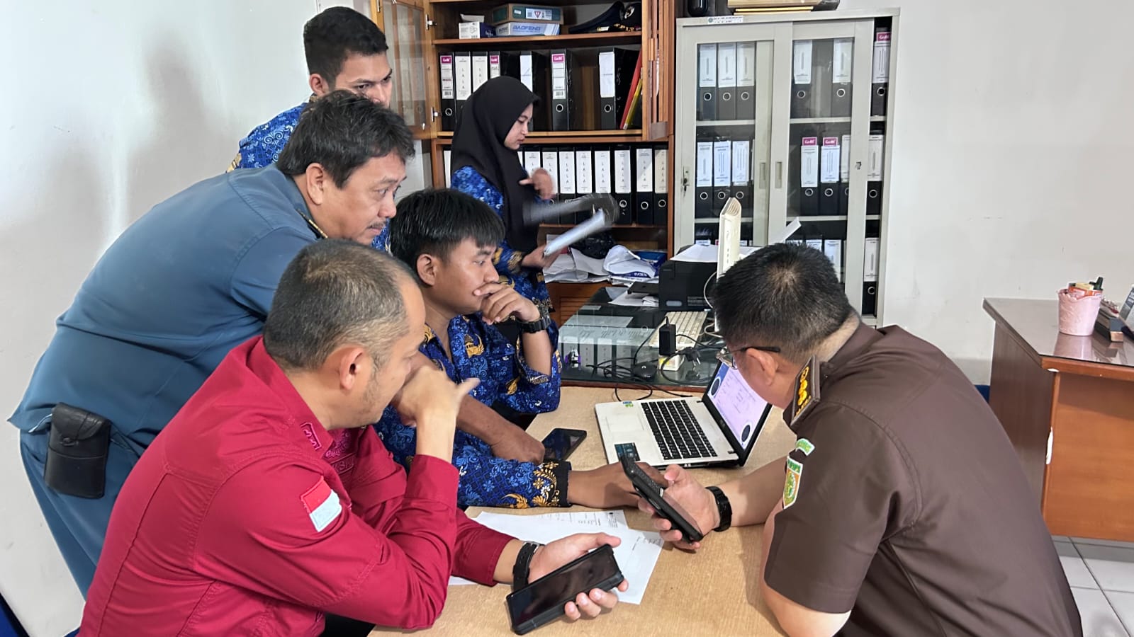 PENGELEDAHAN: Tim Pidsus Kejati Kaltara menggeledah sejumlah kantor di Nunukan.