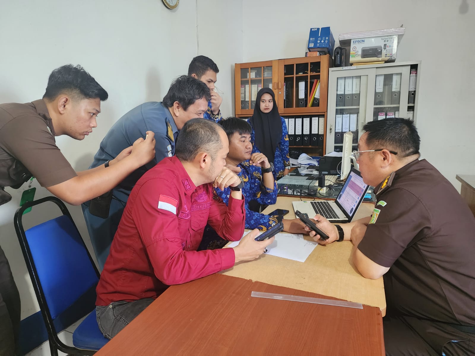 PENGELEDAHAN: Tim Pidsus Kejati Kaltara menggeledah sejumlah kantor di Nunukan.