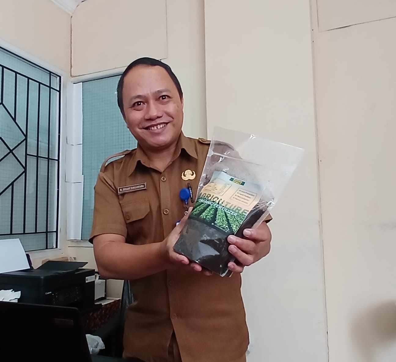 PAMERKAN: Kabid&nbsp;Budidaya Perikanan, Pengolahan dan Pemasaran Hasil Perikanan DPKTarakan, Husna Ersant Dirgantara memperlihatkan pupuk hasil olahan dari limbah rumput 