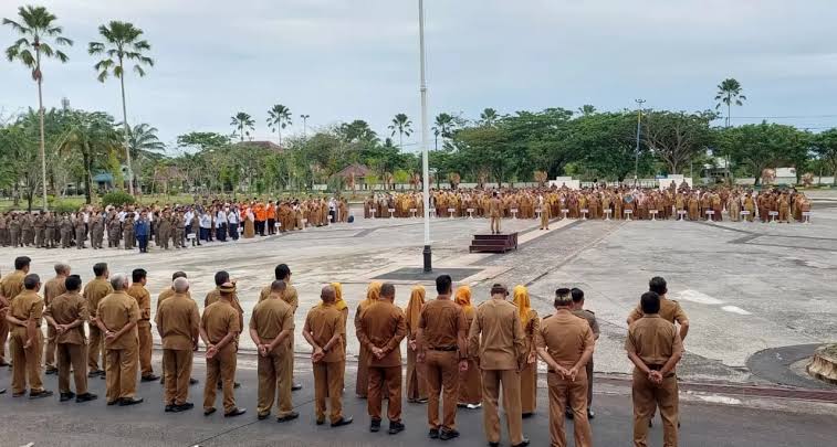 APEL: ASN di lingkup Pemda Bulungan saat mengikuti apel di Halaman Kantor Bupati Bulungan.  