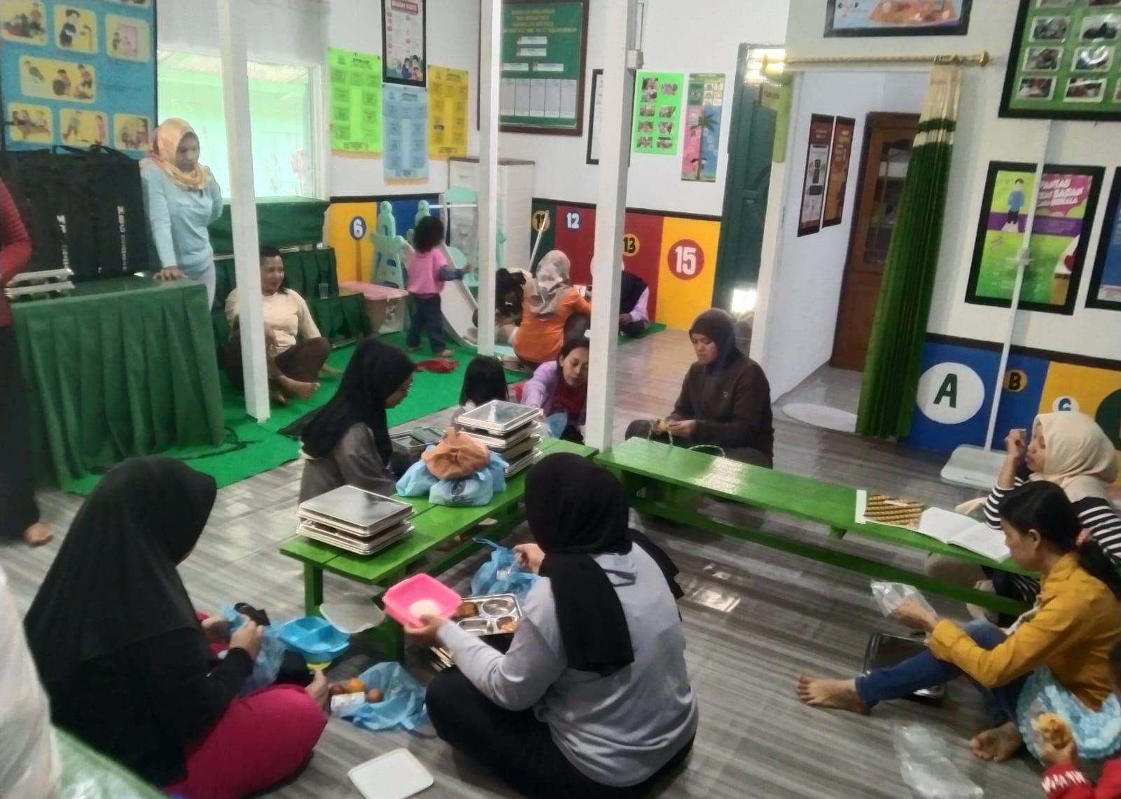 MBG: Sejumlah bumil dan kelompok rentan di Posyandu Menur saat menerima MBG, Jumat (27/2).