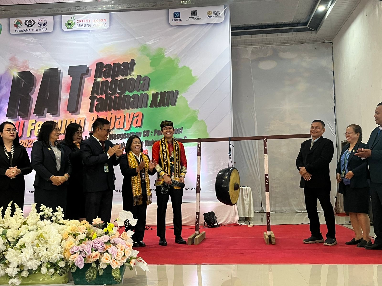 FOTO : Staf Kantor Cabang CU Femung Pebaya, Lian : Pengurus KSP CU Femung Pebaya bersama Camat Sesayap Hilir, Indra kurniawan, S. TP mewakili Bupati Tana Tidung memukul gong sebagai simbol (RAT) ke XX