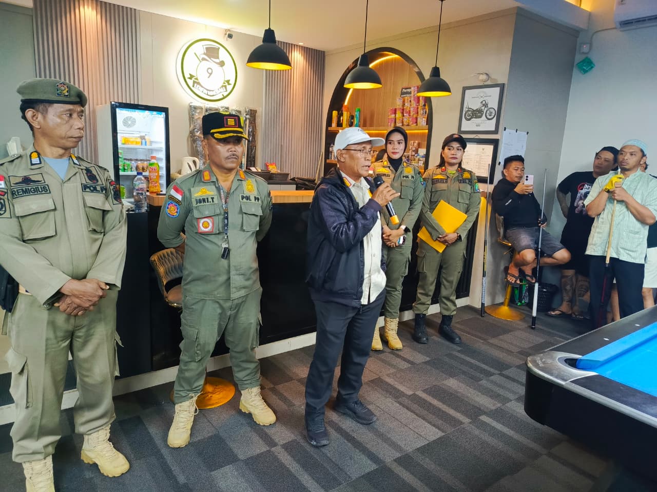 EDUKASI : Personel Satpol PP Nunukan memberikan edukasi dan imbauan kepada pemilik usaha dan pengunjung terkait SE Bupati selama Ramadan.  