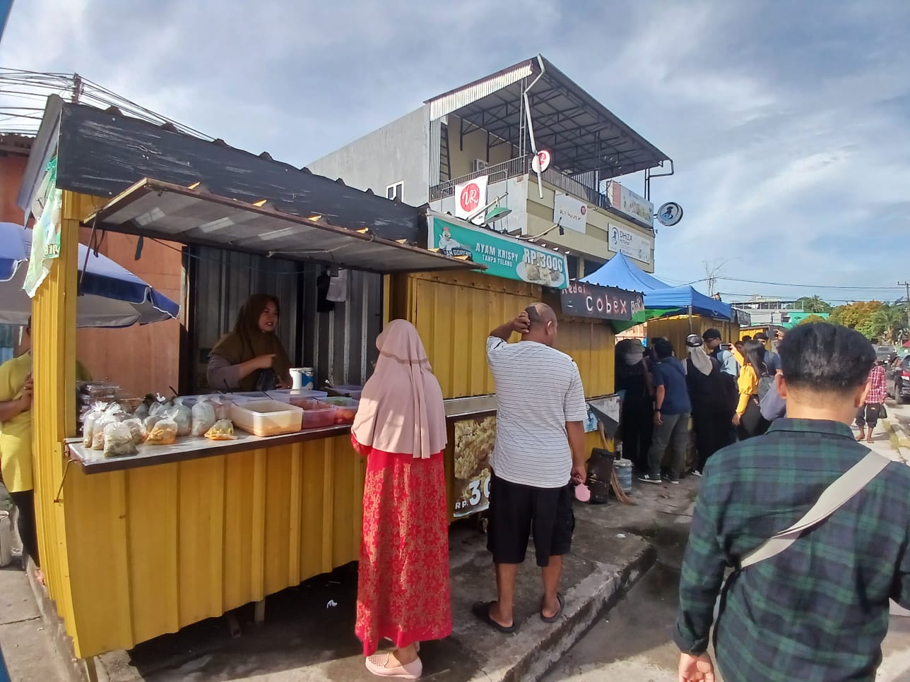 JUALAN TAKJIL: Salah satu pedagang takjil di Jalan Jenderal Pangeran Diponegoro.  