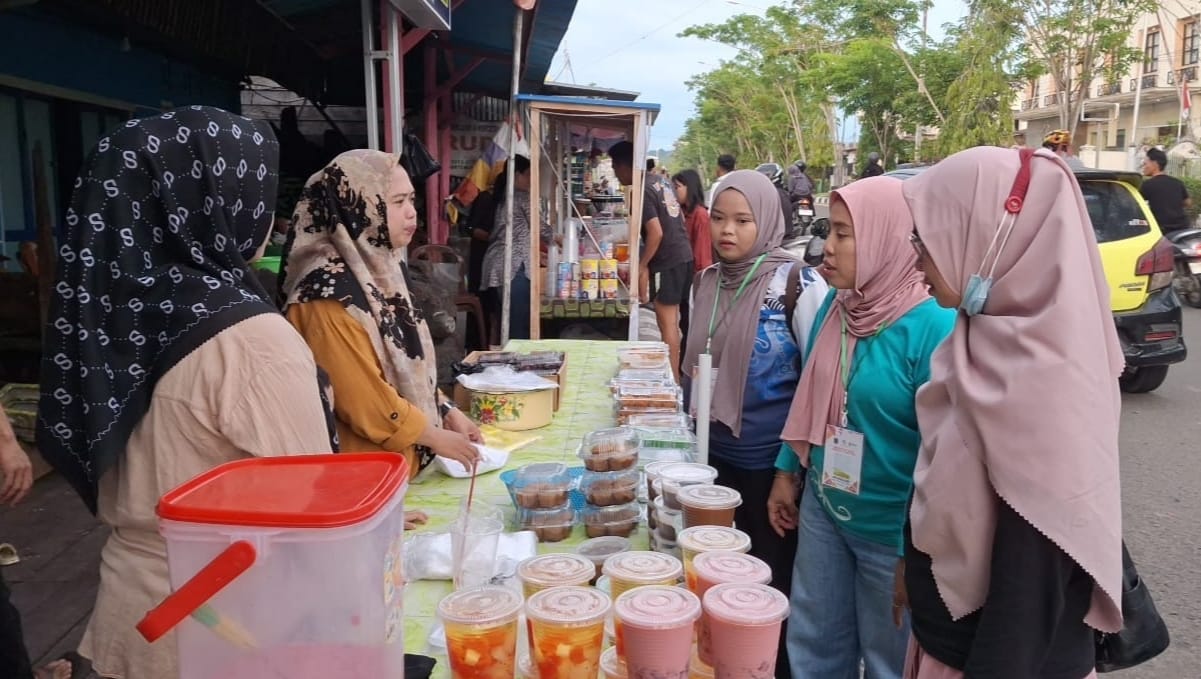 ​PENGECEKAN : Tim Dinkes P2KB Nunukan saat melakukan pengambilan sampel di sejumlah penjualan takjil, dan hasil pemeriksaan seluruh sampel dinyatakan negatif dari kandungan berbahaya.
