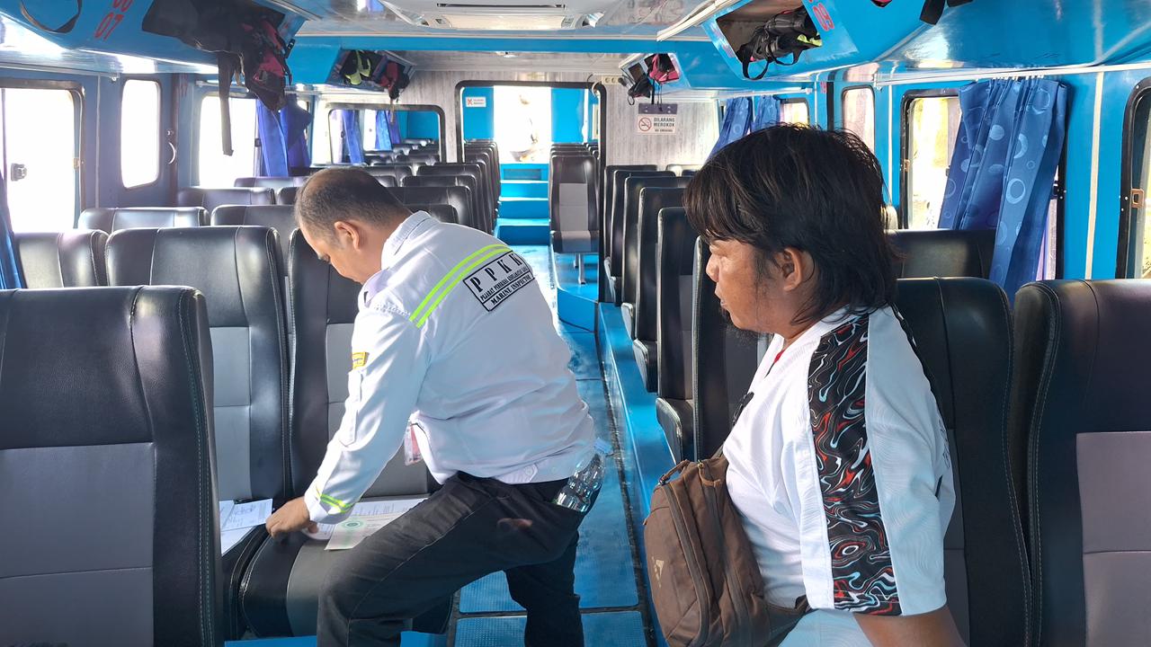 RAMP CHECK : Petugas melakukan pemeriksaan terhadap speedboat reguler beberapa waktu lalu.