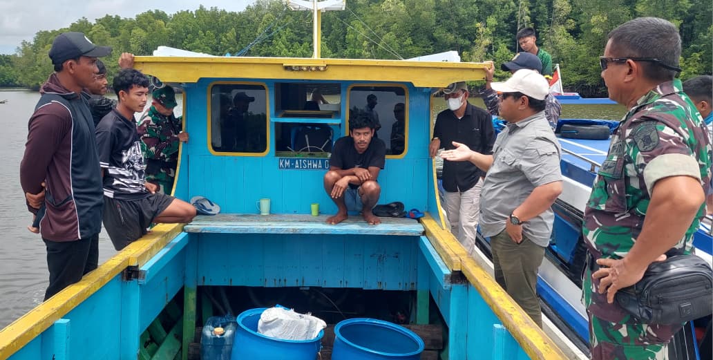 PENGAWASAN: Tim gabungan memeriksa dokumen dan muatan kapal yang melintas di perairan Liagu.