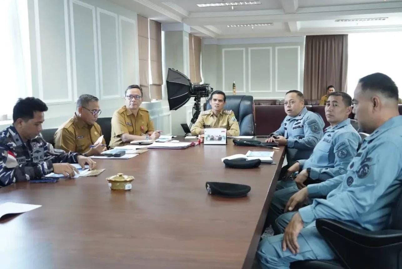 KOORDINASI: Kepala Markas Bakamla Zona Tengah, Laksamana Pertama Bakamla Teguh Prasetya saat bertemu Bupati Nunukan, H. Irwan Sabri di ruang kerjanya, Senin (2/3).