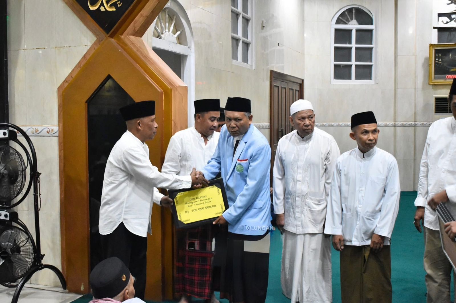 HIBAH: Bupati Bulungan menyerahkan bantuan hibah keagamaan di Masjid Agung Istiqomah, Tanjung Selor.  &nbsp;  