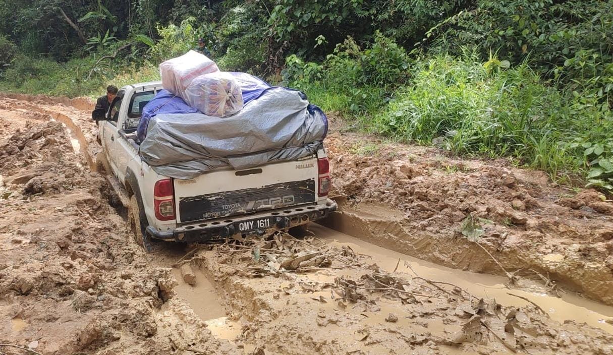 MEMPRIHATINKAN : Kondisi jalan antar kecamatan di Krayan kembali rusak parah hingga sulit dilalui masyarakat.  