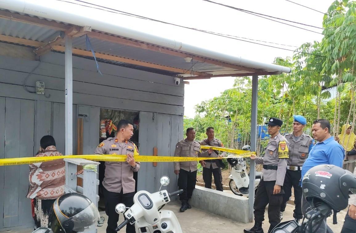 PEMERIKSAAN : Penyidik Polres Nunukan mengamankan TKP gantung diri dengan garis polisi.