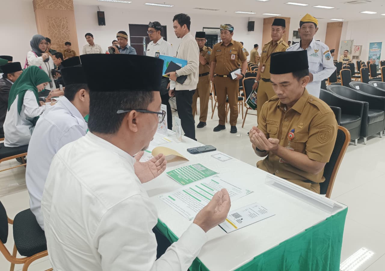 KEAGAMAAN: Sekprov Kaltara, Denny Harianto membayar zakat di Kaltara Berzakat. 