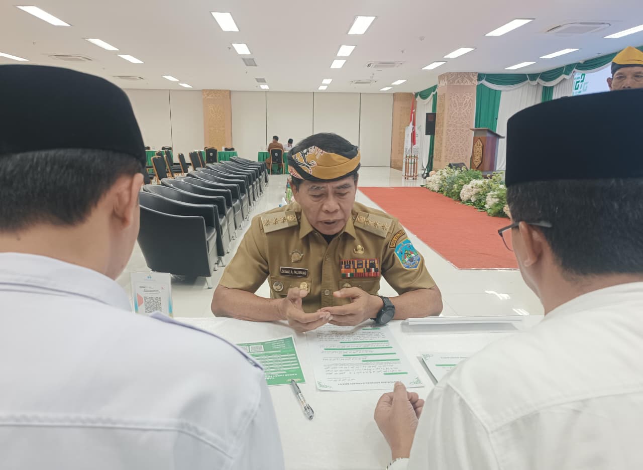 MOMENTUM: Gubernur Kaltara, H. Zainal A Paliwang, SH., M.Hum saat membayar zakat. 